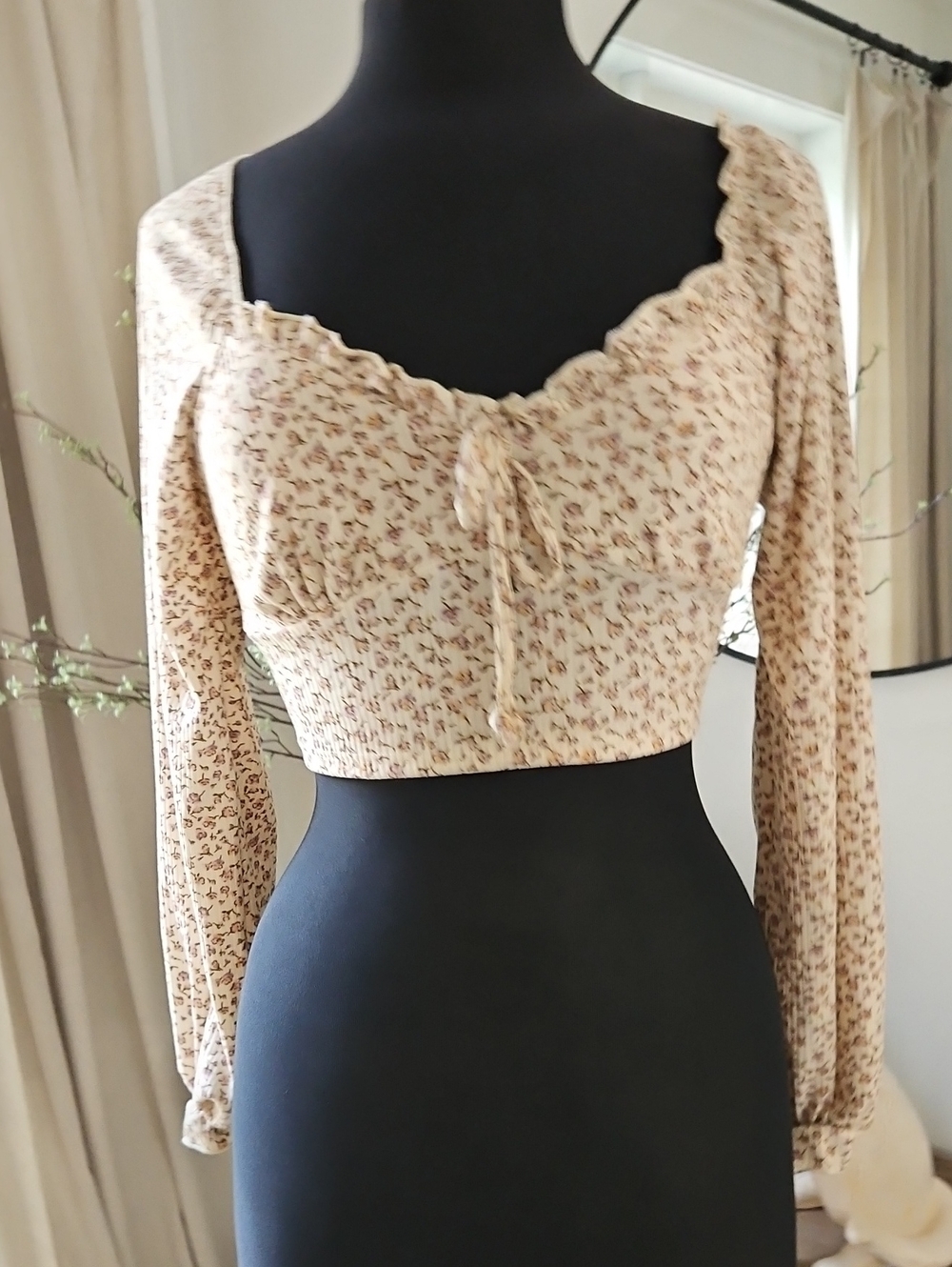 Altar'd State Women's Cream Floral Tie-Front Long Sleeve Crop Top. Size S
